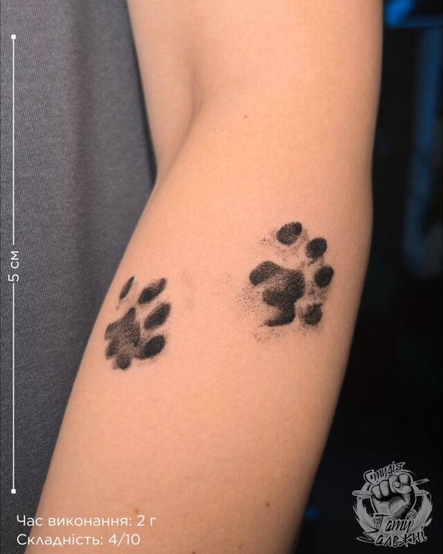 🐾 Татуювання, яке назавжди зберігає слід улюбленця.

Лапка собаки чи котика - маленька деталь, за якою може стояти ціла історія: любов, дружба, спогади та особливий зв’язок.

Можна відтворити реальний відбиток лапки або створити його більш мінімалістичним і графічним - під ваш стиль та місце на тілі.

А якщо хочете додати особистості - поруч можна розмістити ім’я, дату або маленький символ, пов’язаний саме з вашим улюбленцем. 🖤

Зберігайте тих, хто назавжди залишив слід у вашому серці. 🐾
Для запису та консультації тобі сюди:
 📍вул.Островського,2
 📱+38 066 155 78 41 /приходь у студію/пиши до Direct 
#тату #татукропивницький #татулапки #татузалежні